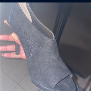 Black Heels. Good condition. 8.5 is the size.
